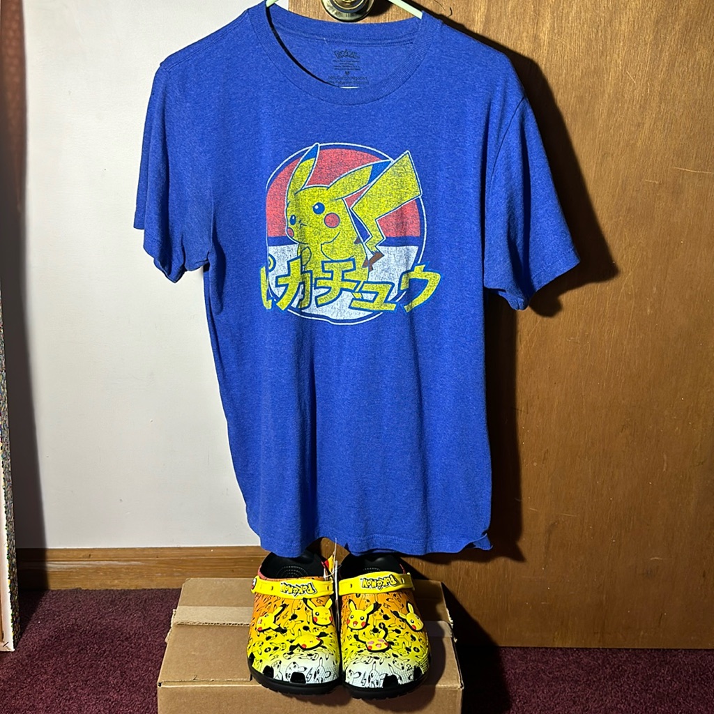 Euc Pokmon Crocs M8/W10 & T-Shirt